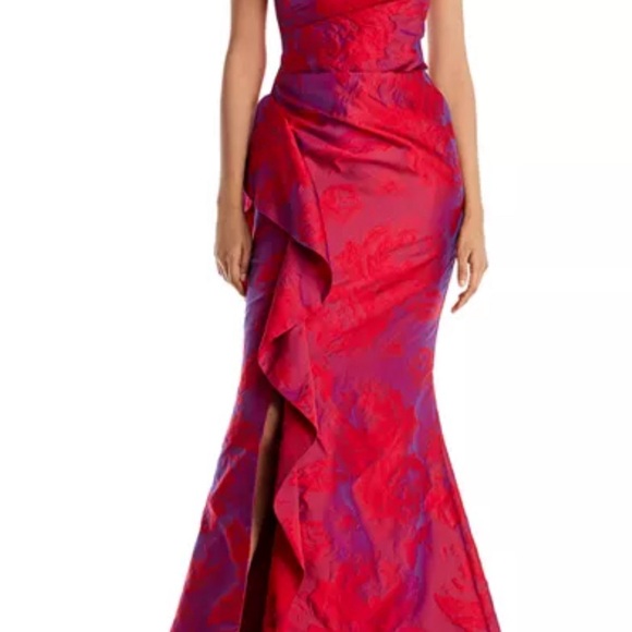 Elegant Red Evening Gown - Picture 4 of 10